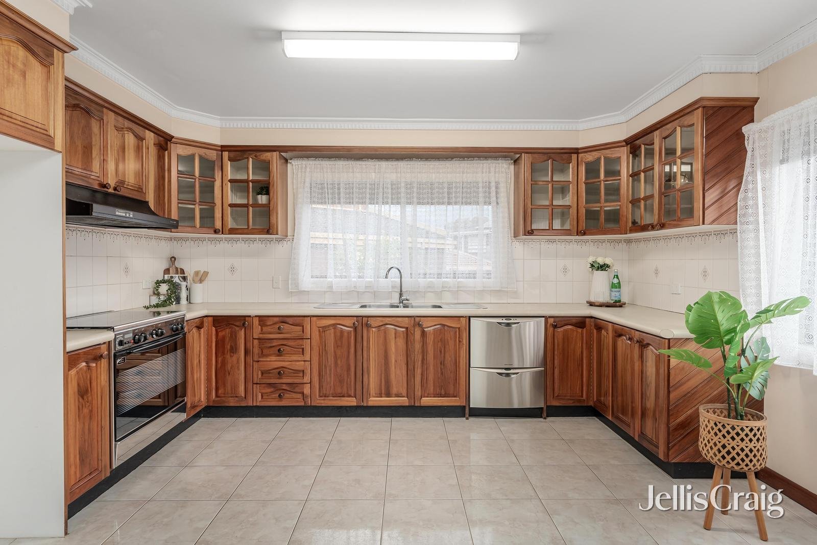 40 Hillcrest Court, Chadstone image 3