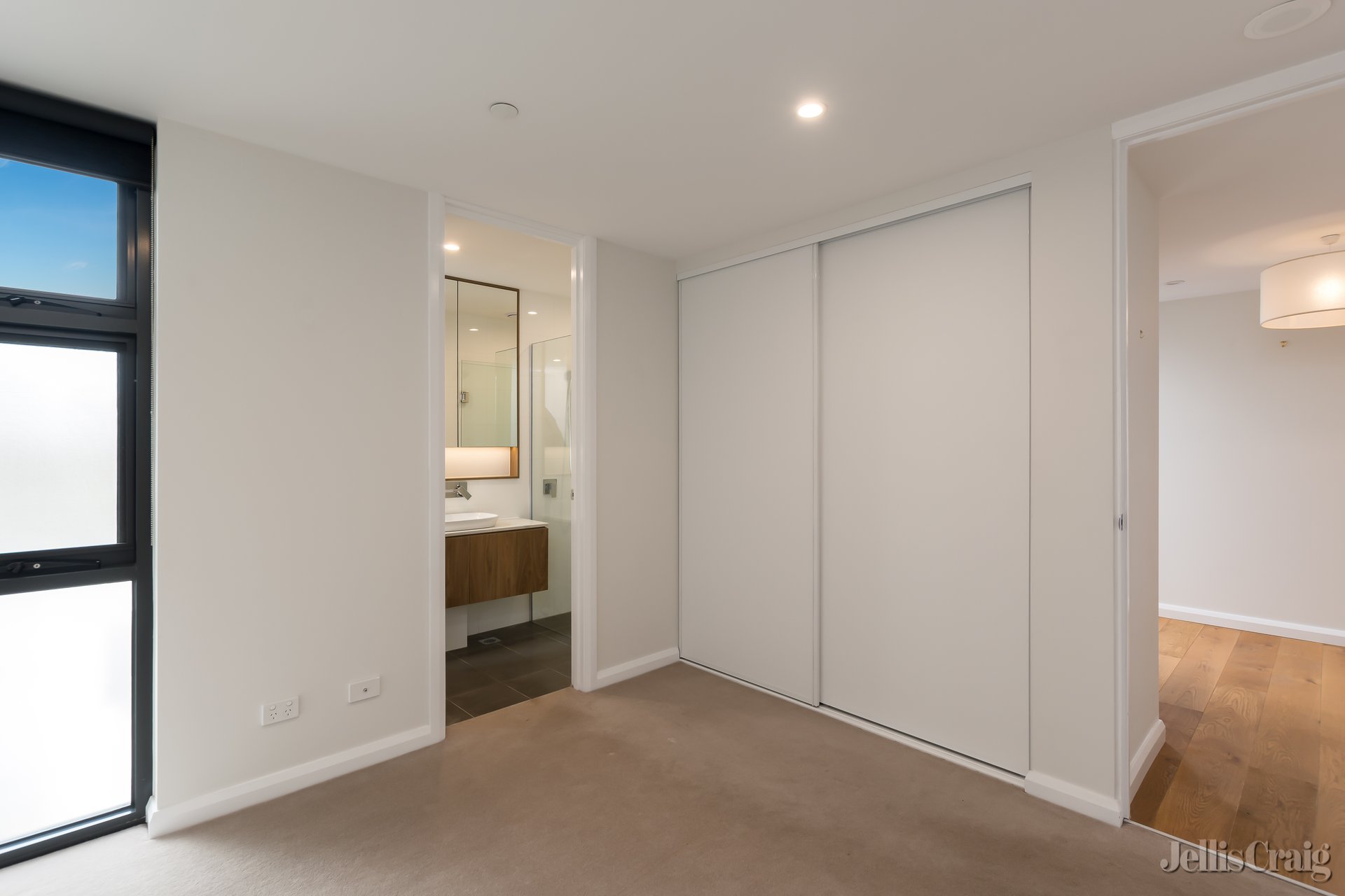 401/82 Ireland Street, West Melbourne image 4