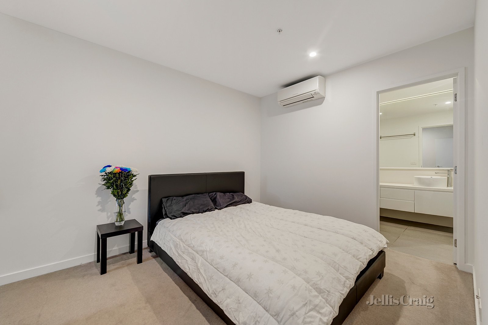 402/5 Sovereign Point Court, Doncaster image 5
