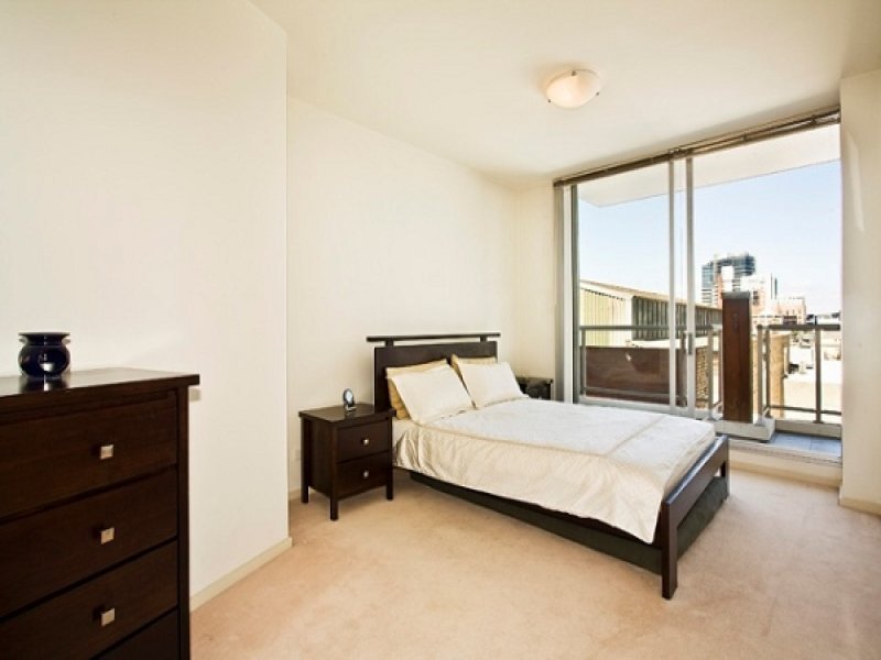 402/65 Beach Street, Port Melbourne image 3