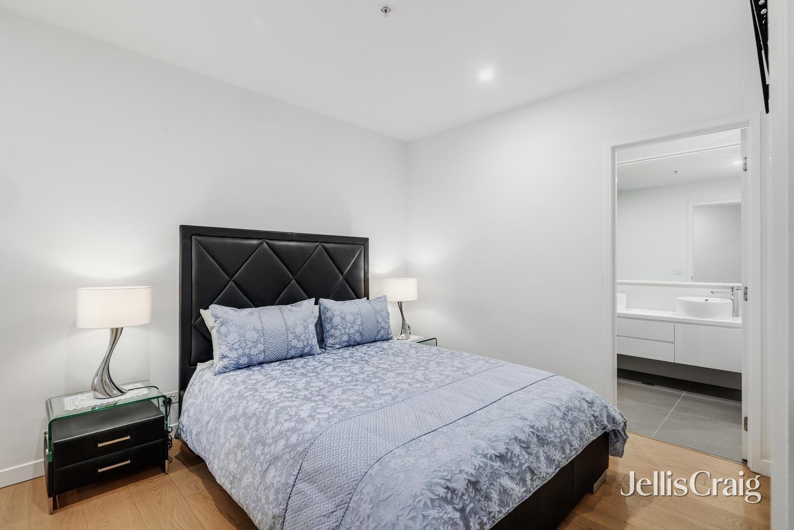 406/5 Sovereign Point Court, Doncaster image 4