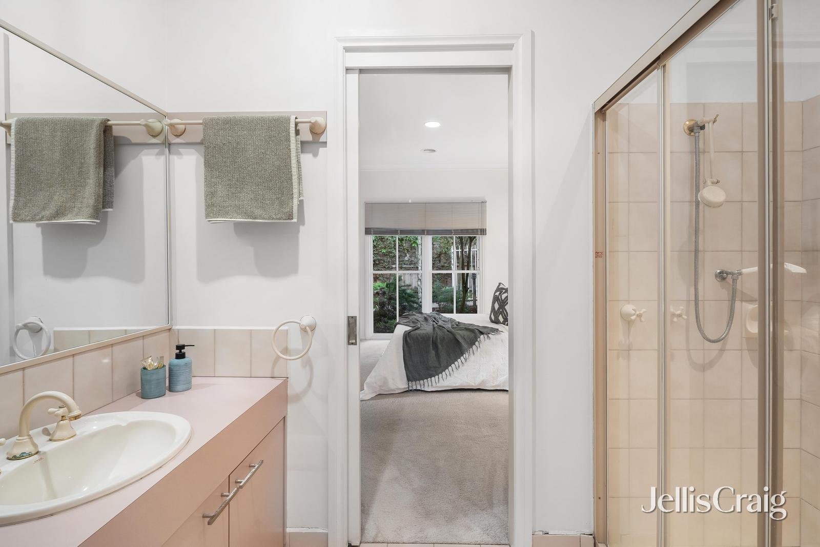 4/1 Brenbeal Street, Balwyn image 6