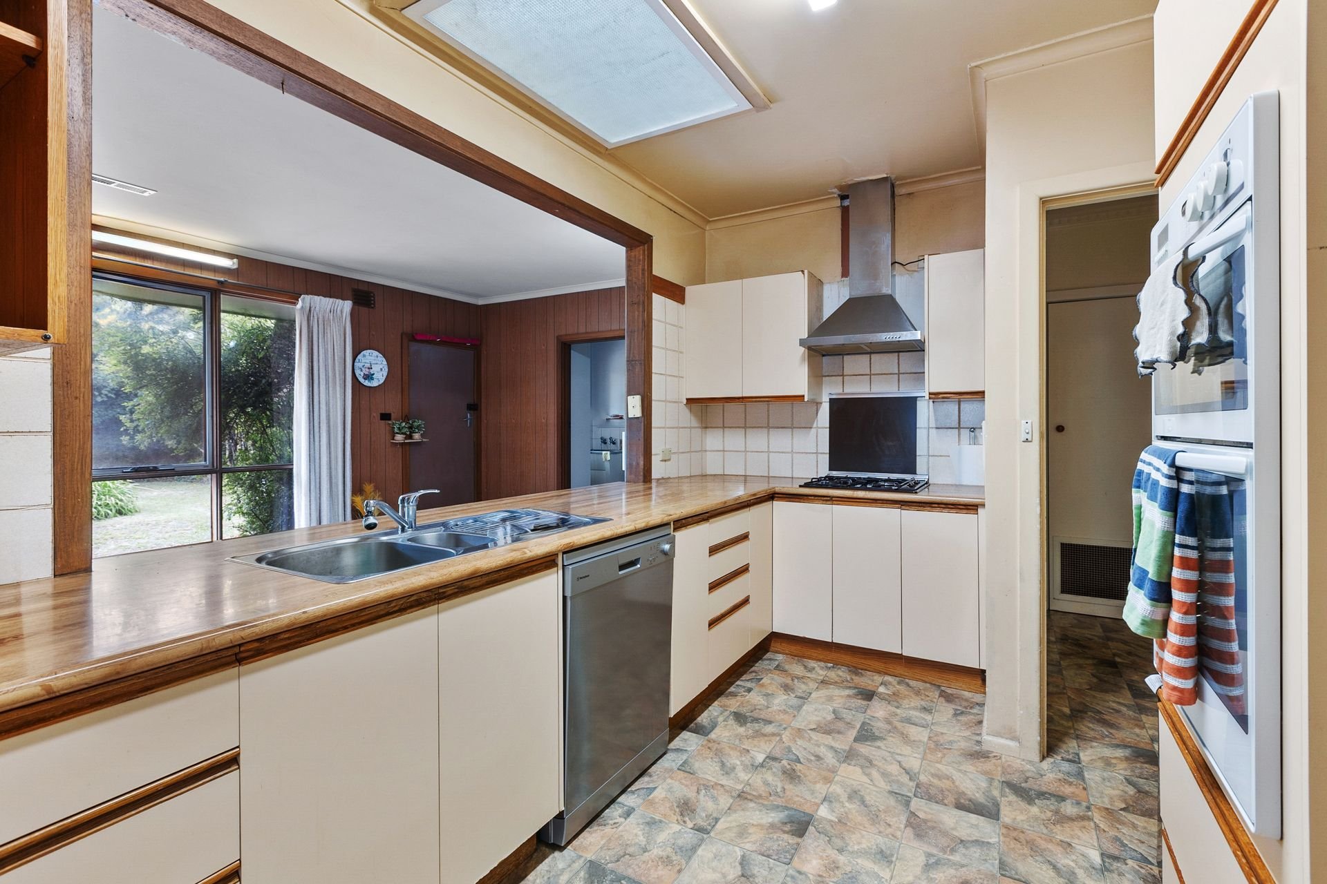 41 Cypress Avenue, Glen&nbsp;Waverley image 2