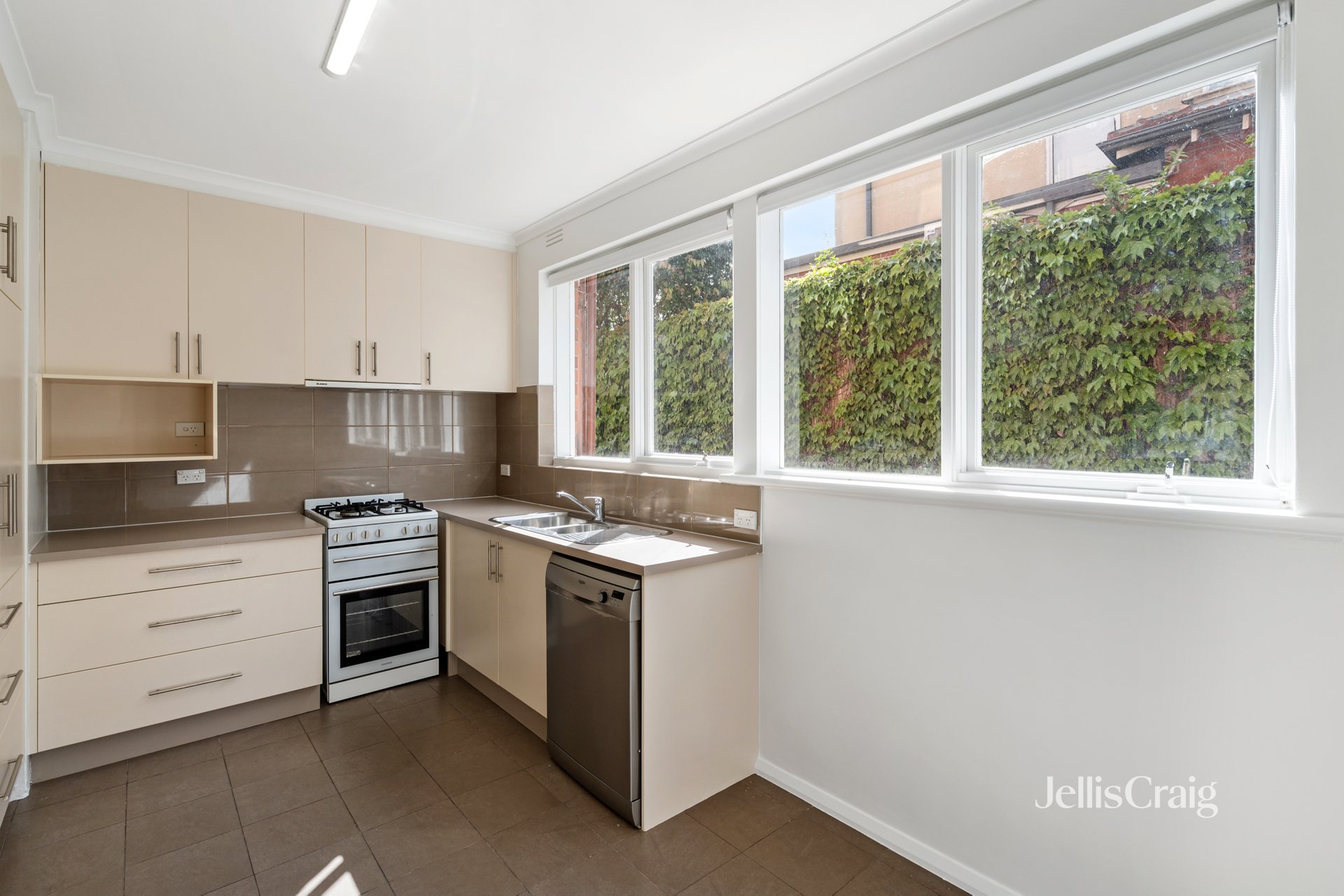 4/1 Munro St, Armadale image 3