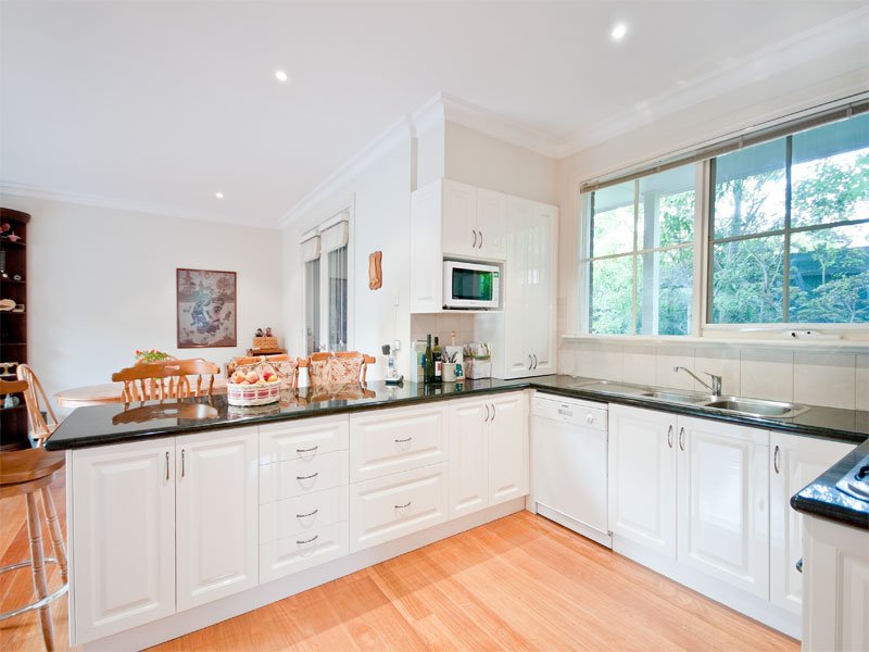 41 Windsor Crescent, Surrey Hills image 6