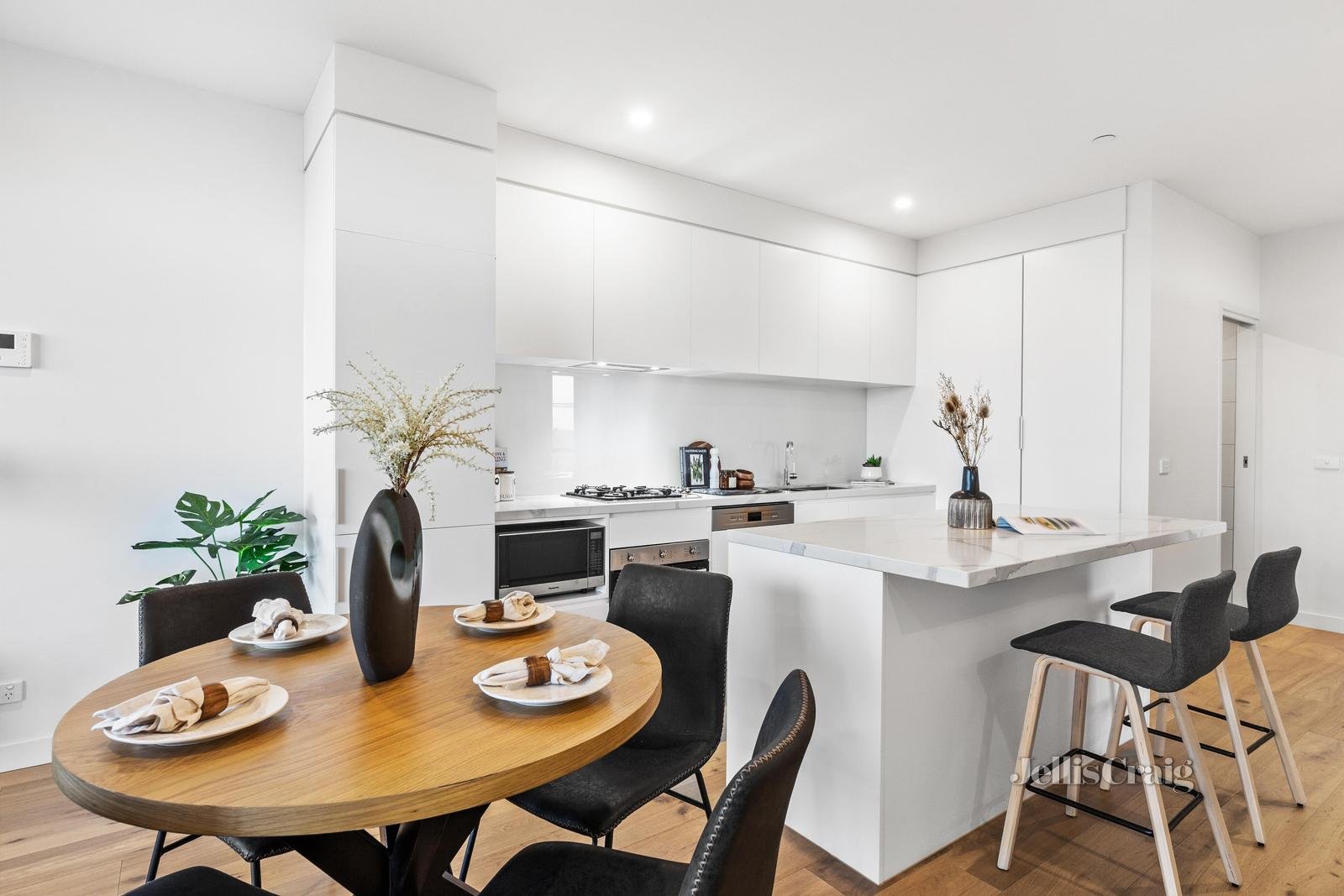 410/7 Red Hill Terrace, Doncaster East image 3