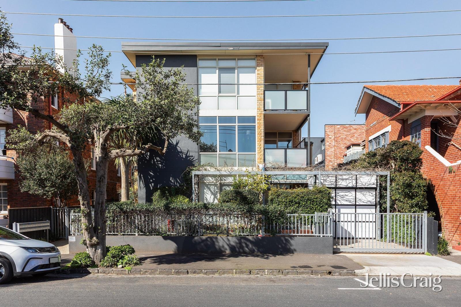 4/11 Bluff Avenue, Elwood image 2
