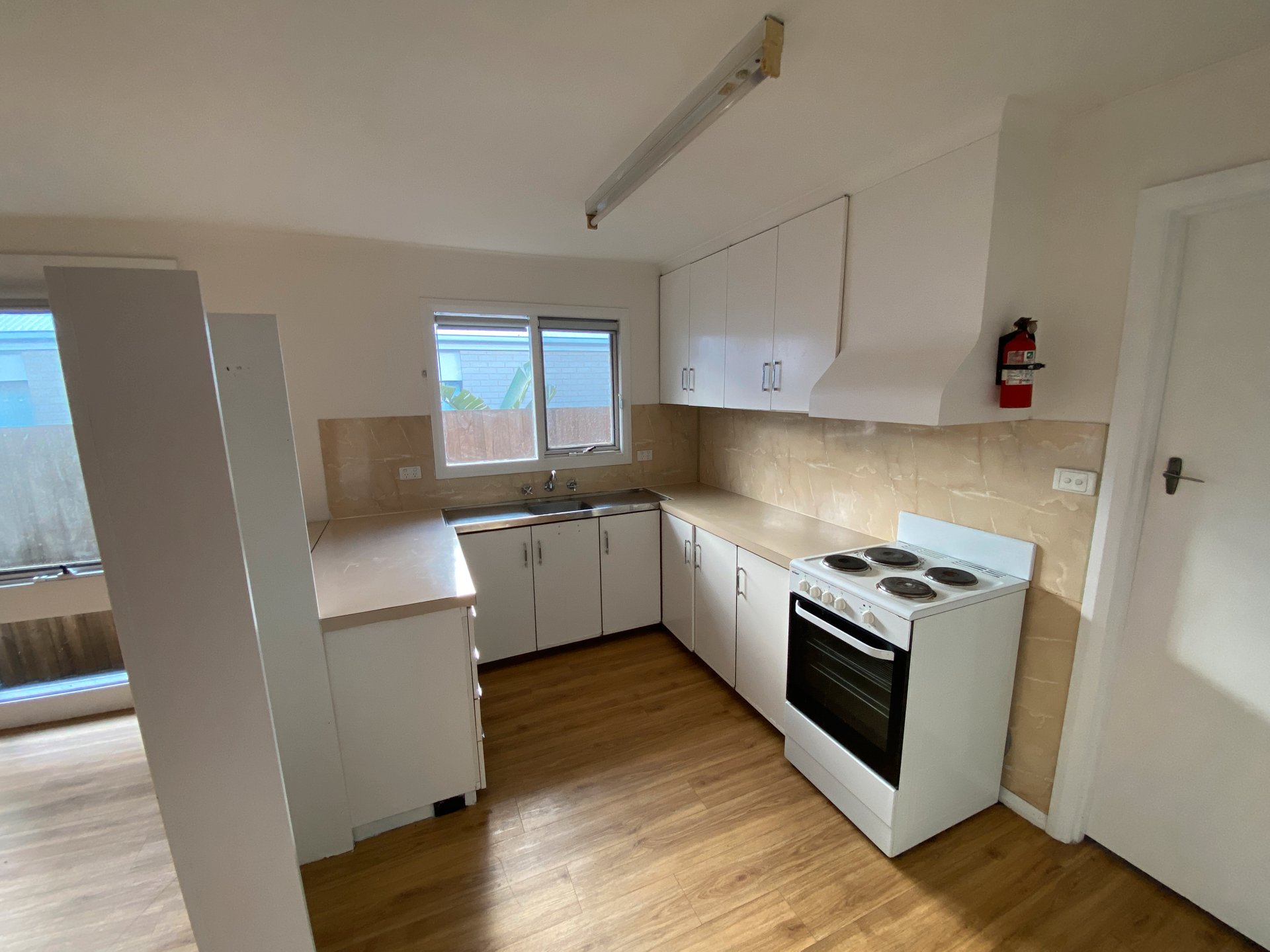 4/11 Philip Street, Manifold Heights image 4