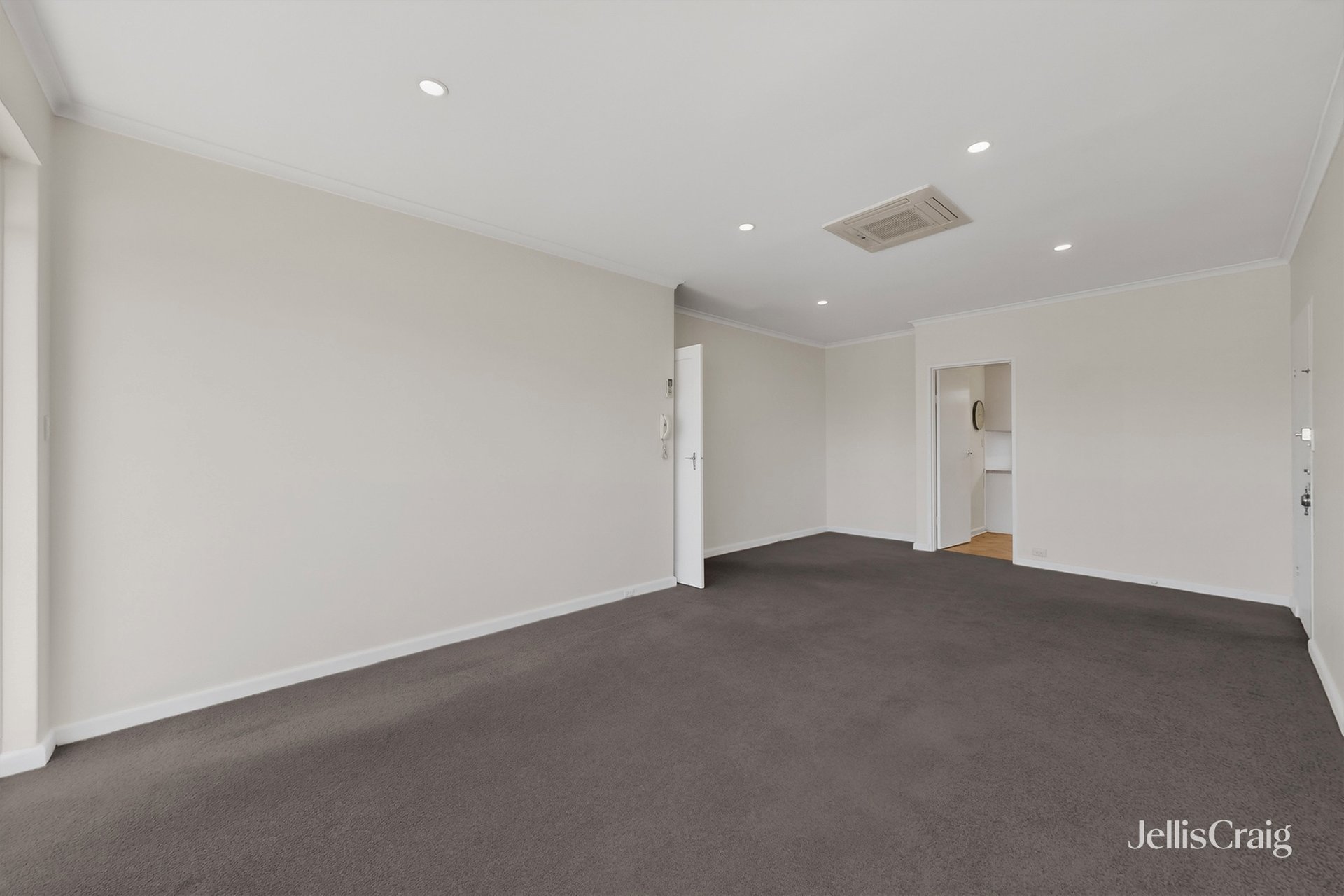 4/11 Whitmuir Road, Bentleigh image 2