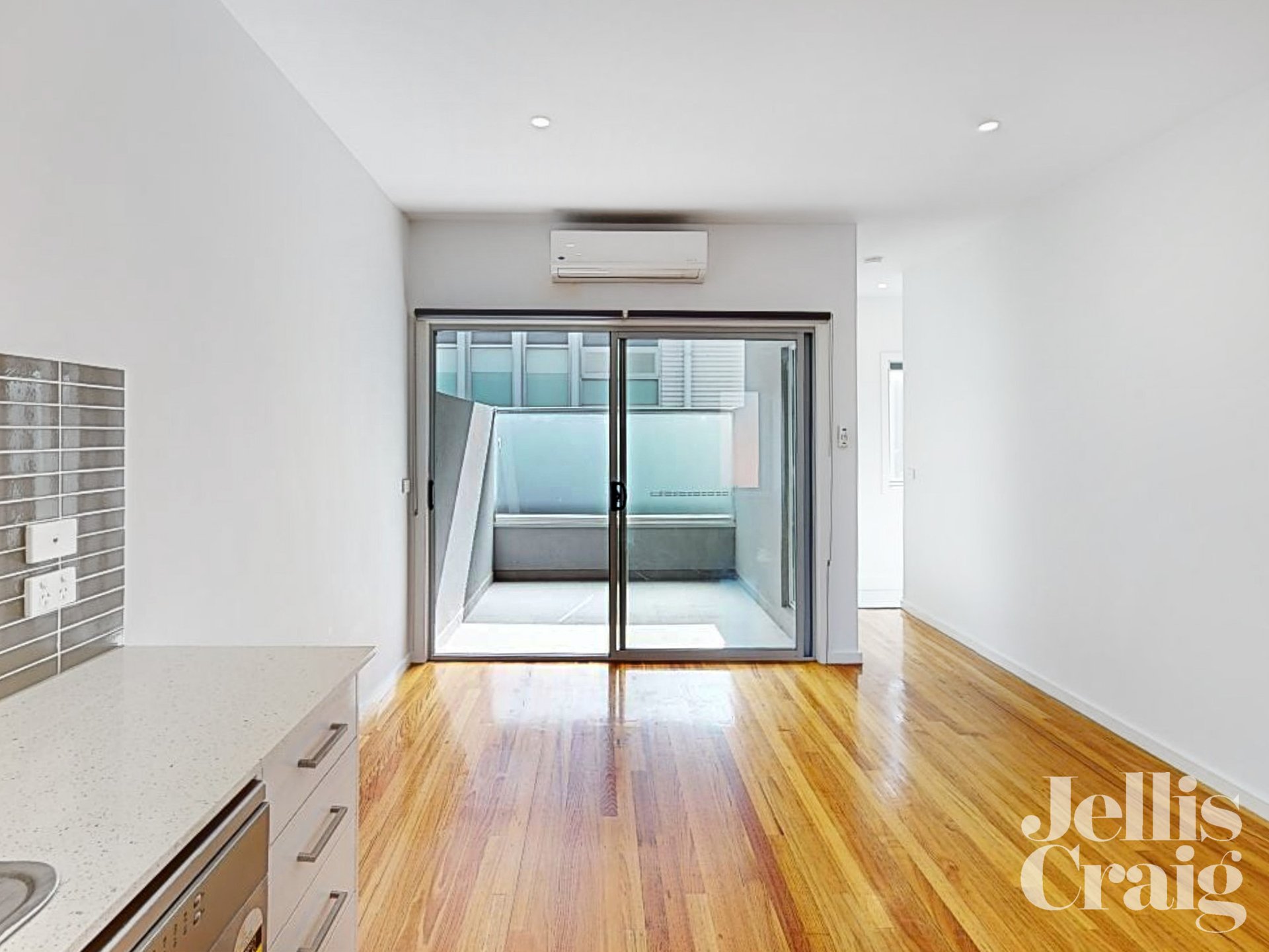4/11 Winifred Street, Essendon image 5