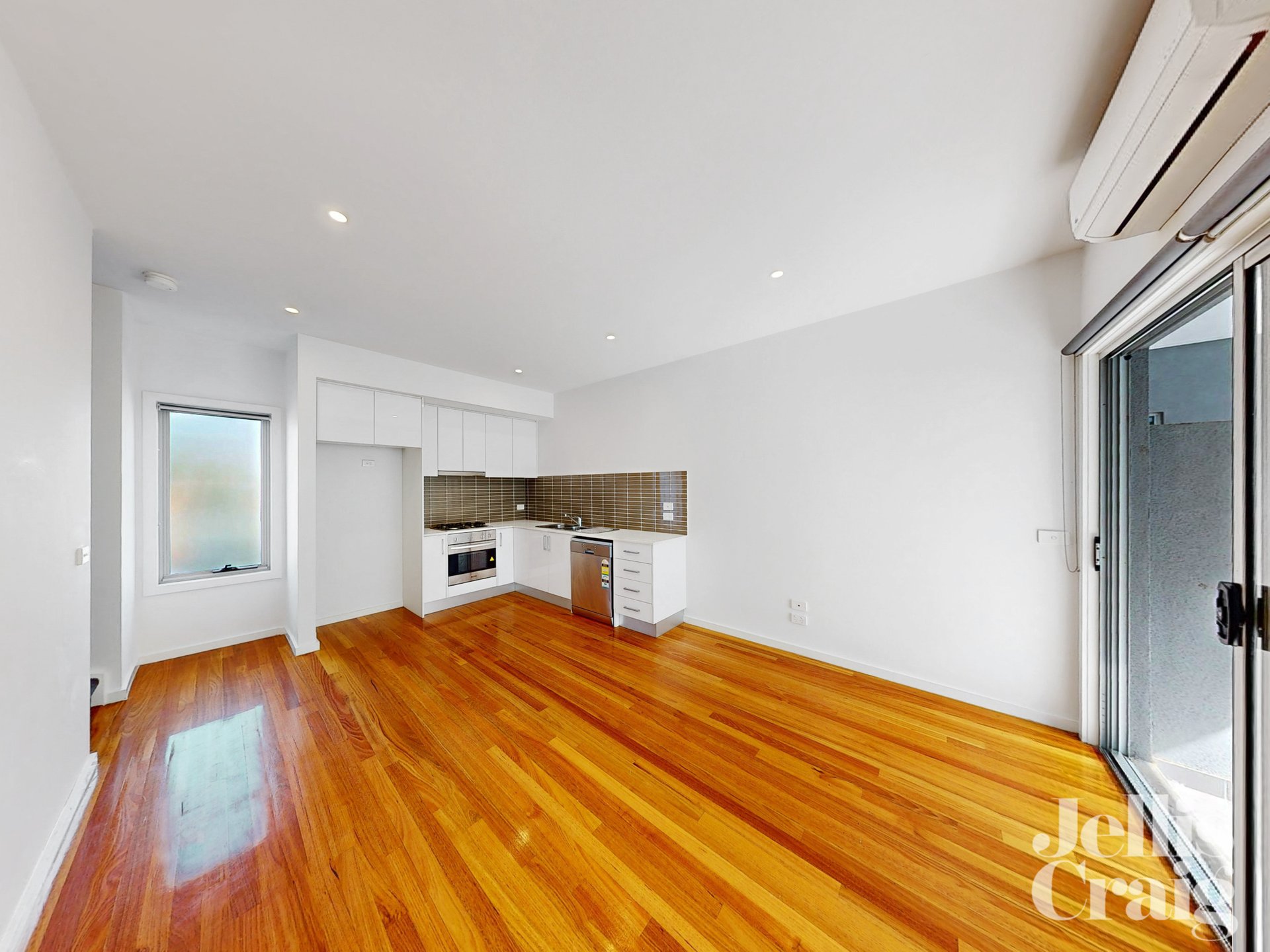 4/11 Winifred Street, Essendon image 2