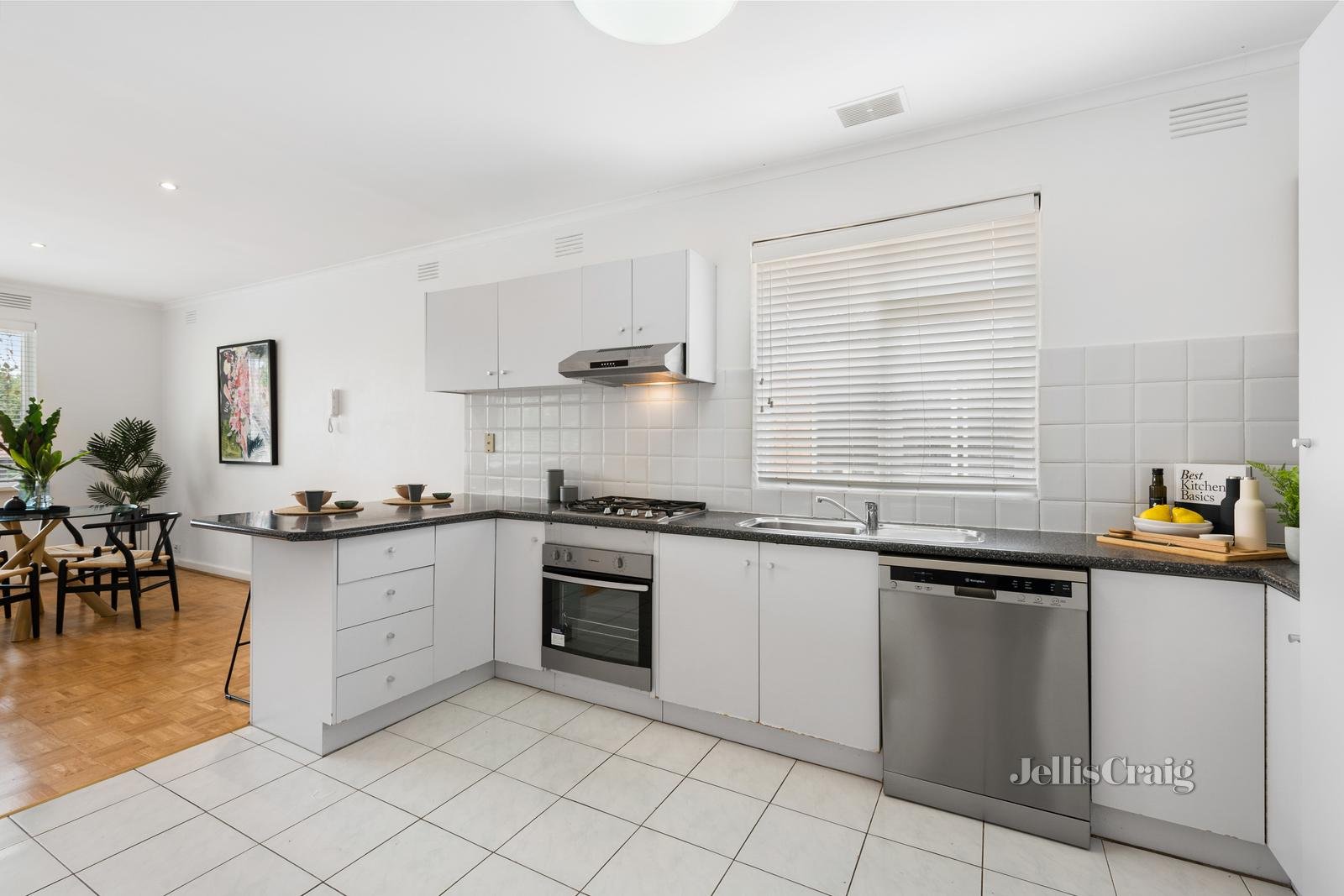 4/12 Carlisle Avenue, Balaclava image 4