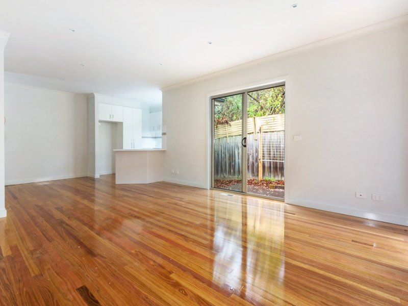 4/12 Frankcom Street, Blackburn image 2