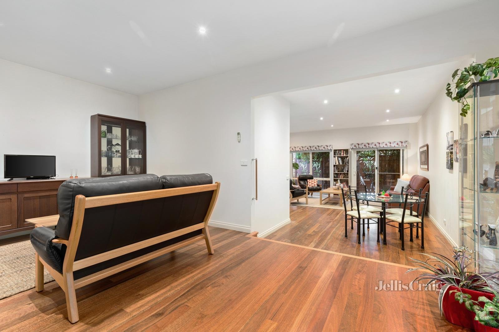 4/12 Station Road, Montmorency image 5