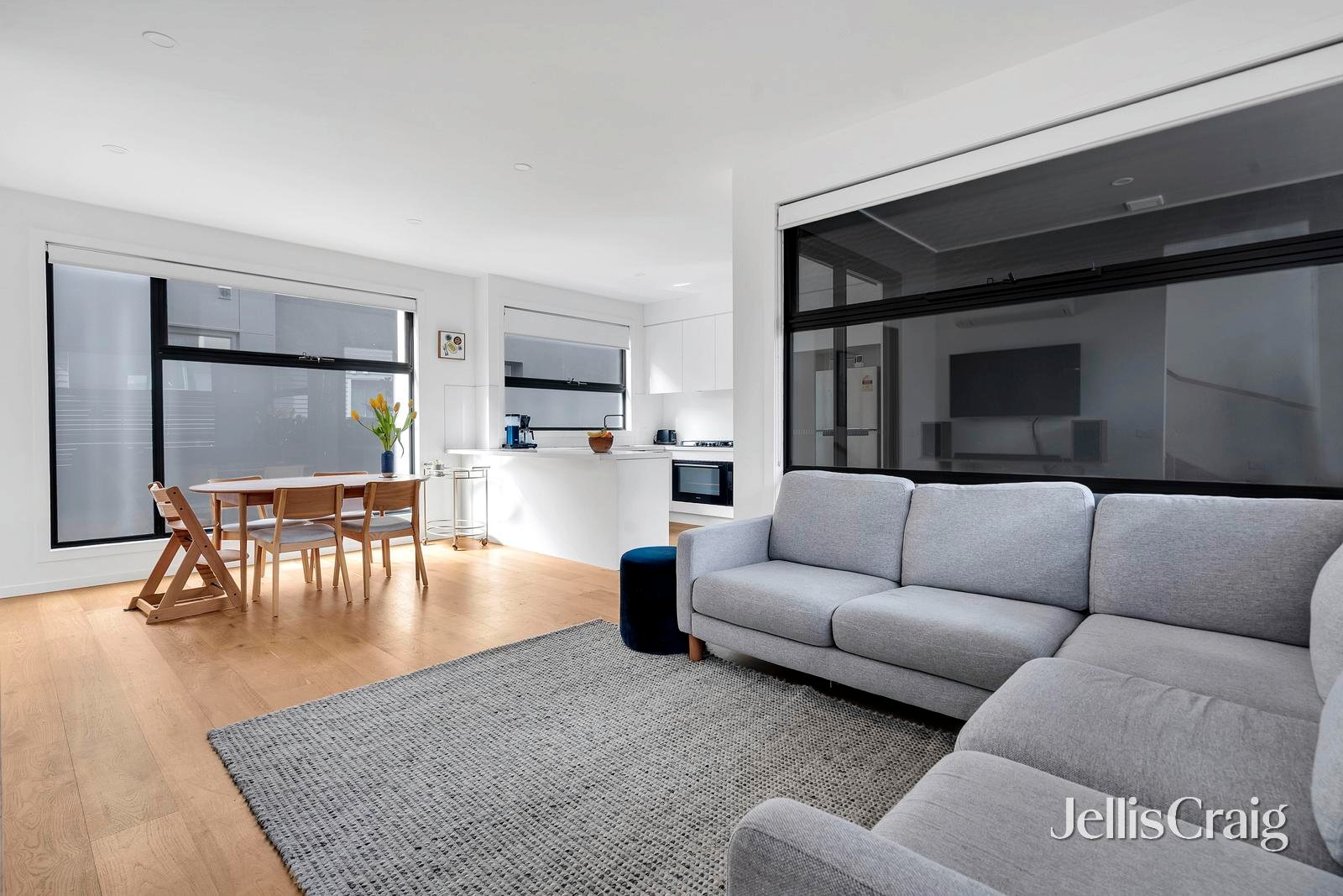 4/14 Irvine Crescent, Brunswick West image 2