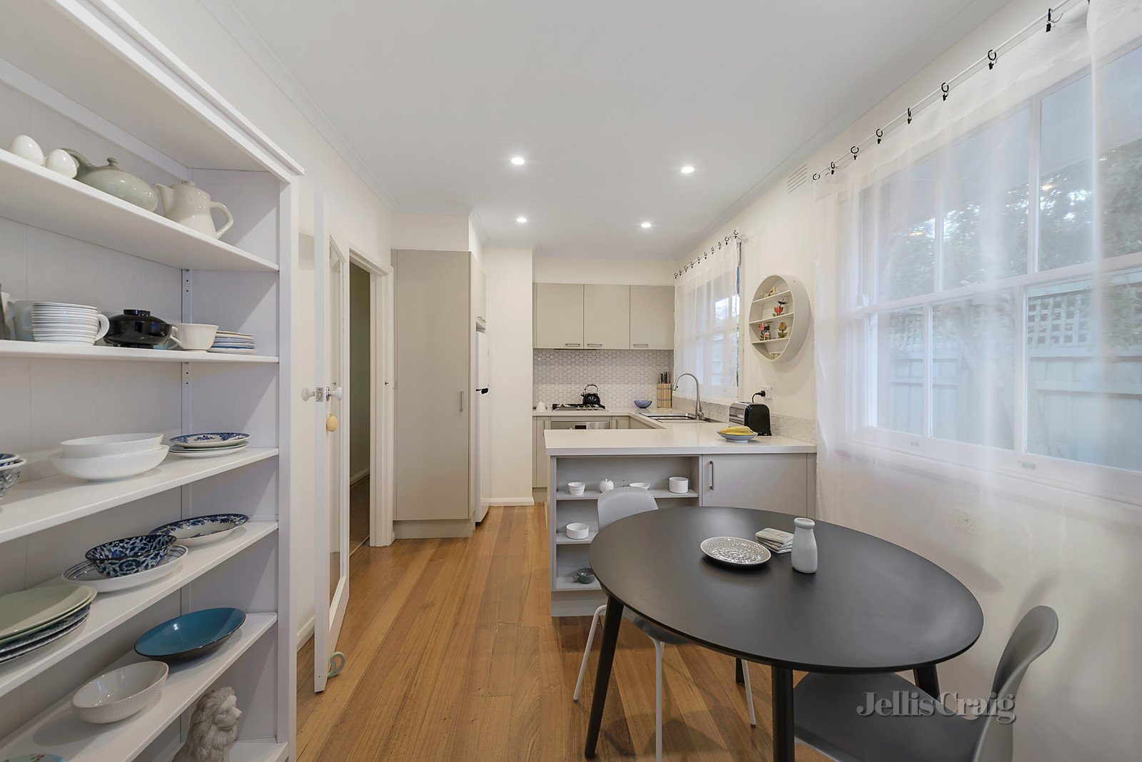 4/14 Lorne Parade, Mont Albert image 2