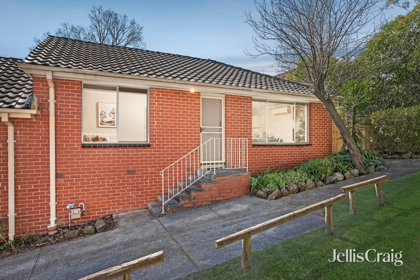 4/16 Newman Road, Mooroolbark image 1