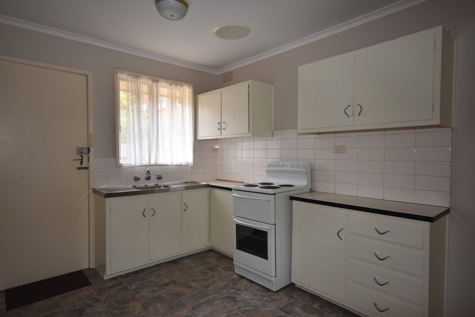 4/16 Newman Road, Mooroolbark image 4