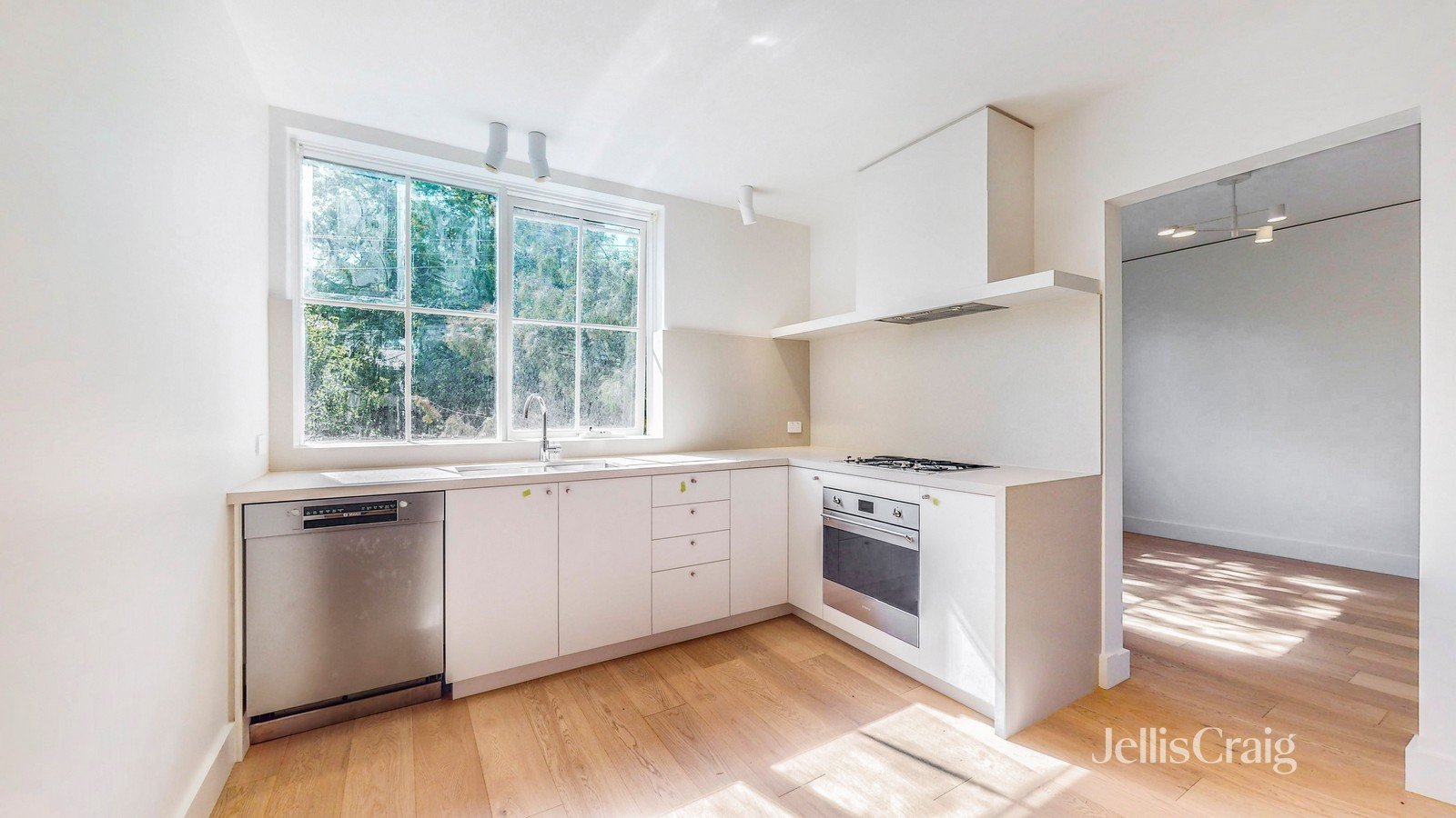 4/16 Tintern Avenue, Toorak image 1