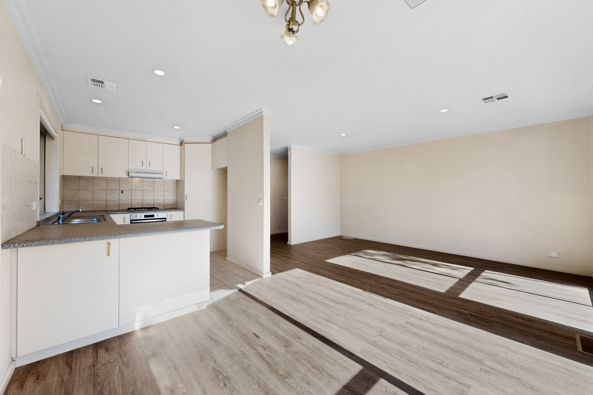 4/16 Wembley Grove, Mckinnon image 2
