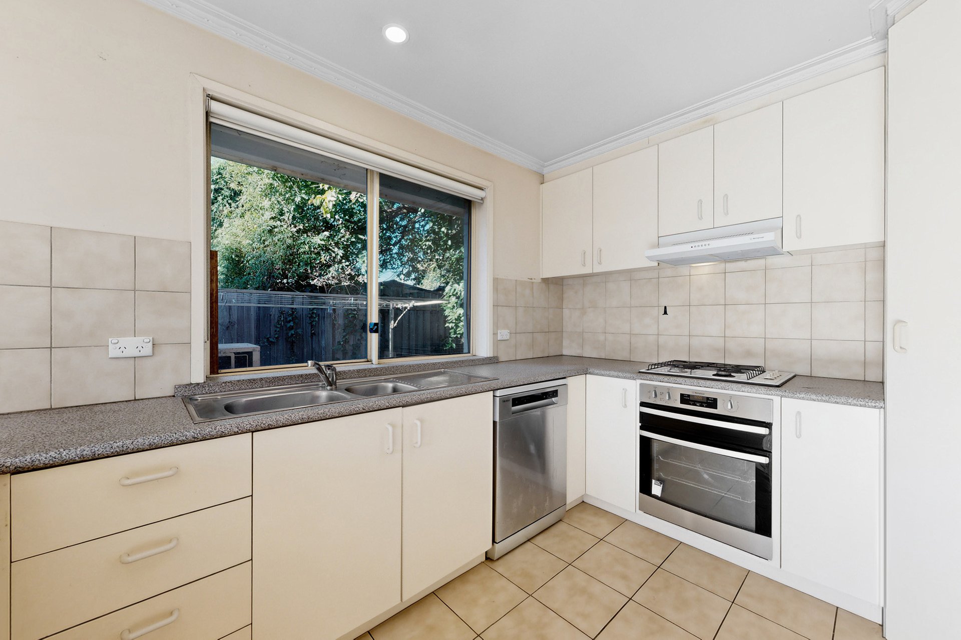 4/16 Wembley Grove, Mckinnon image 4