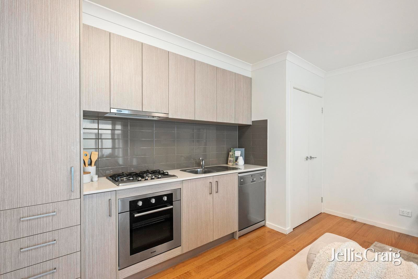 4/17 Landale Avenue, Croydon image 3