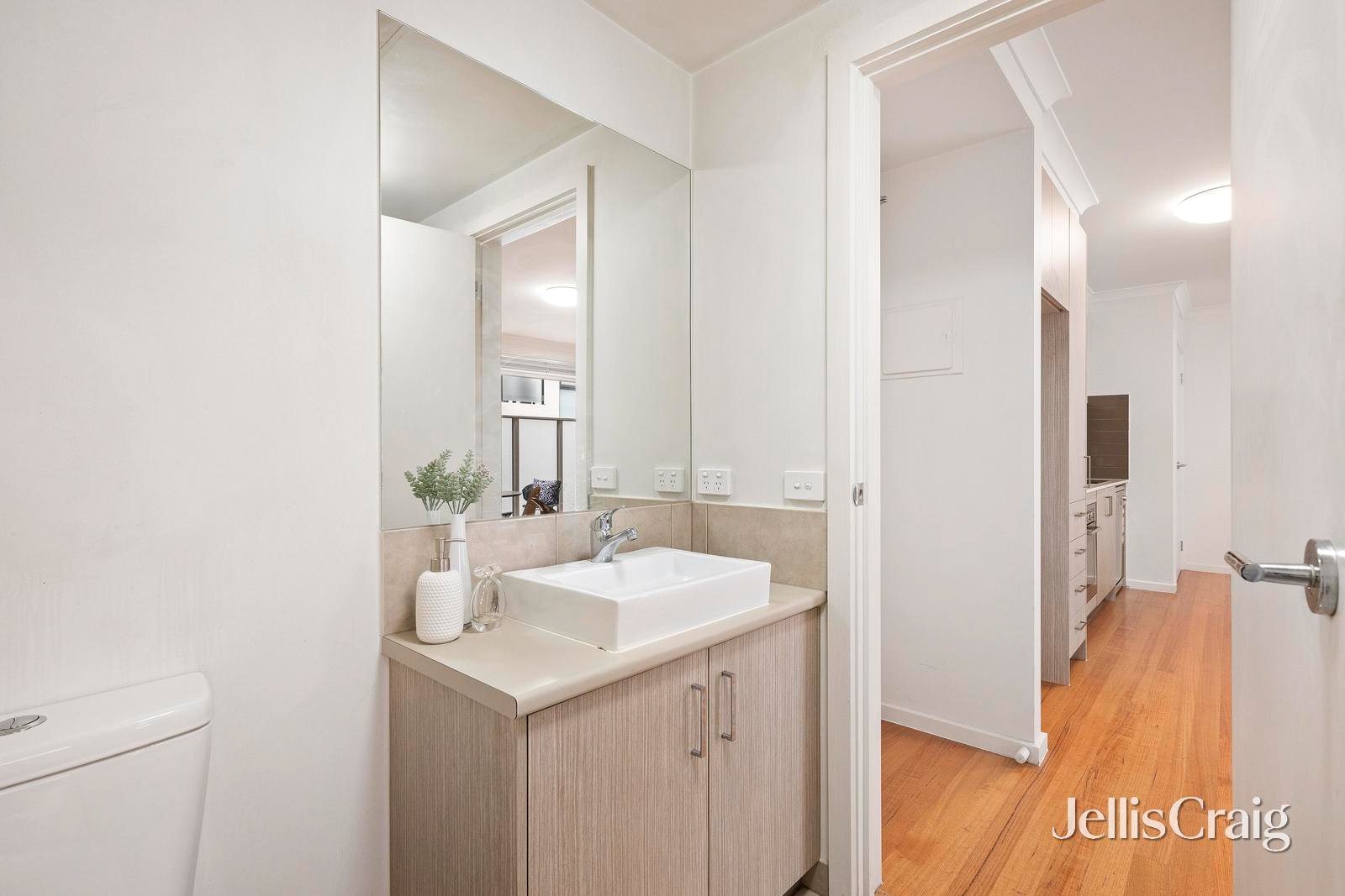 4/17 Landale Avenue, Croydon image 5