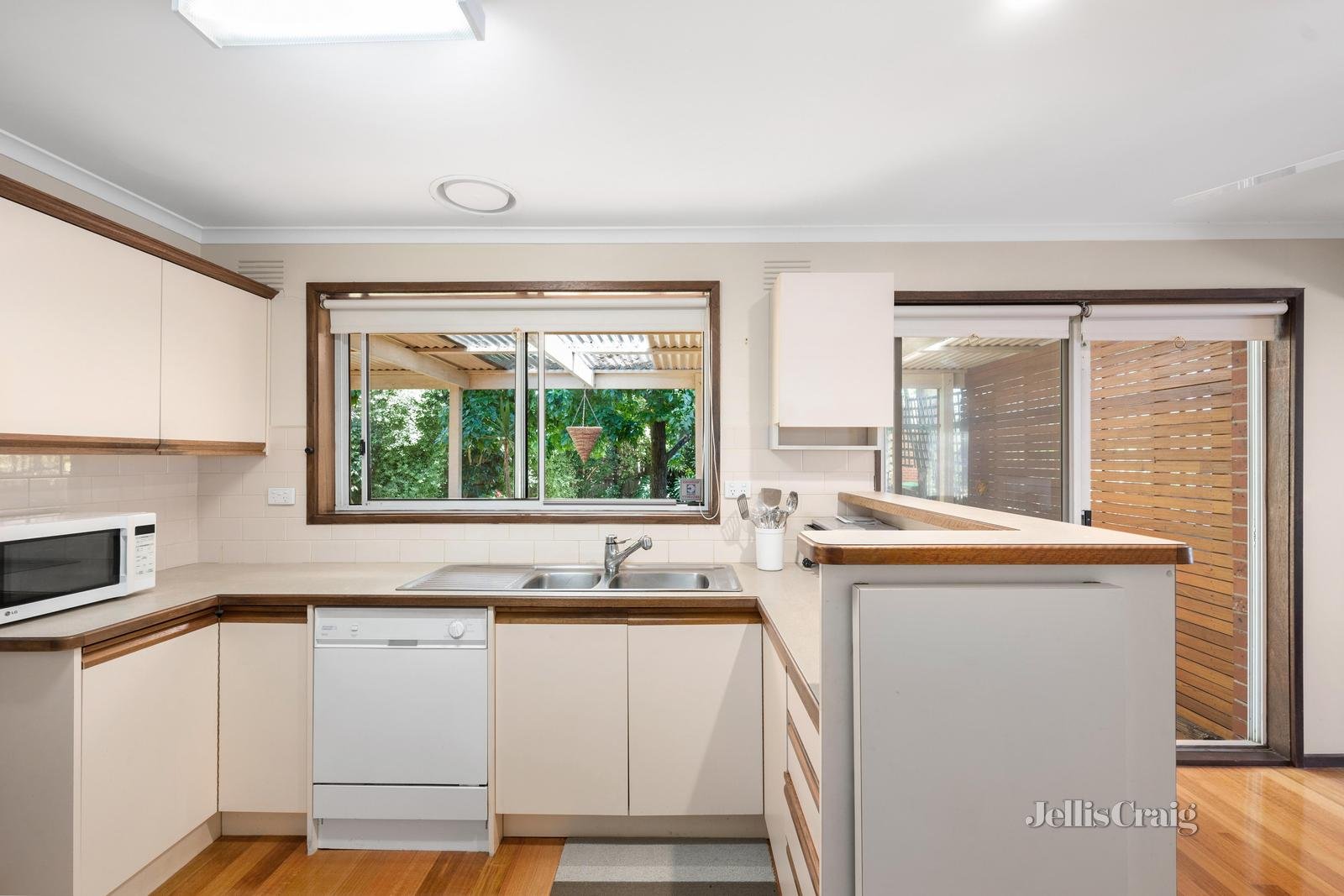 4/18-20 Wooddale Grove, Mitcham image 2