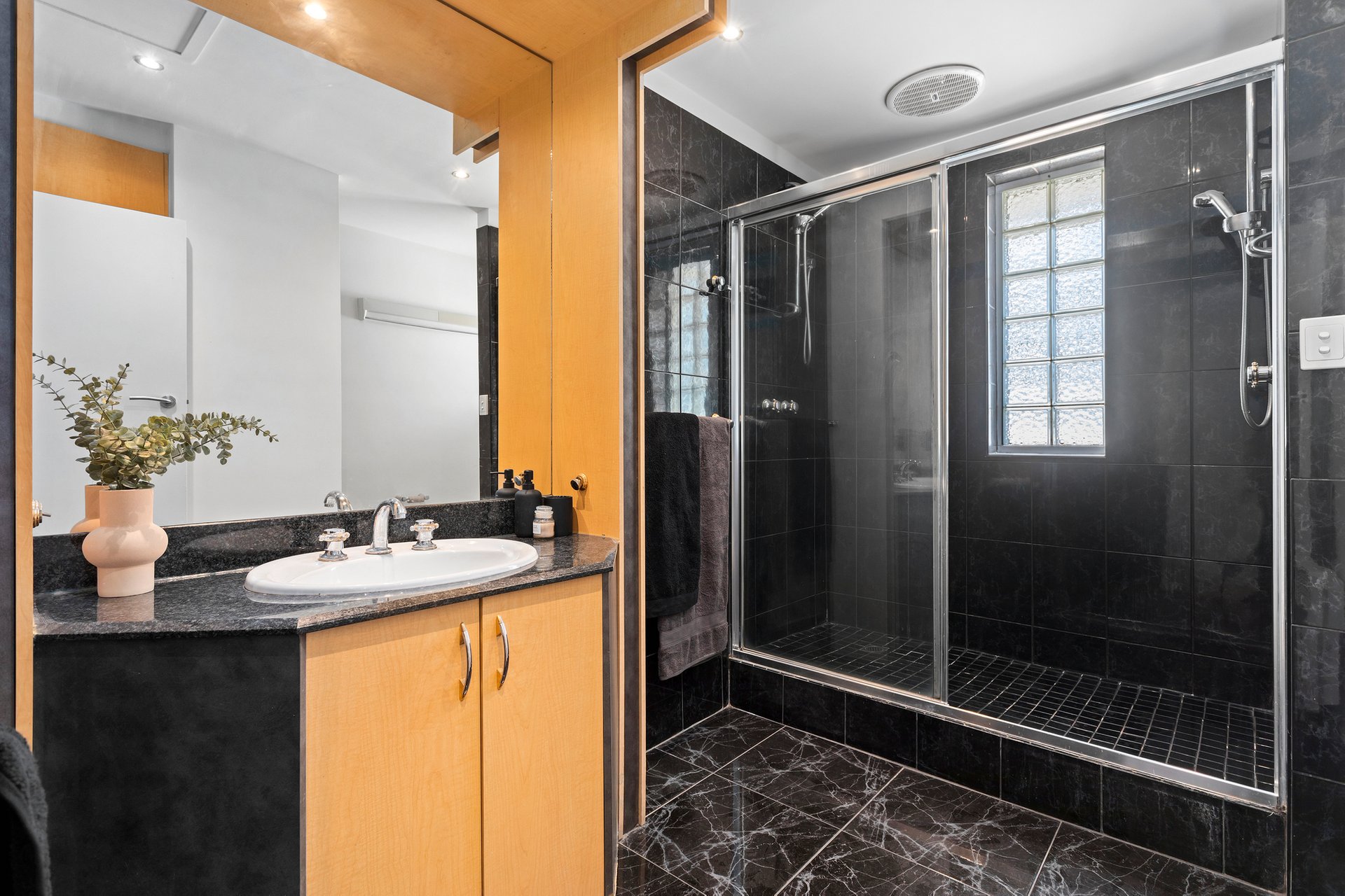 Property Gallery Thumbnail 9