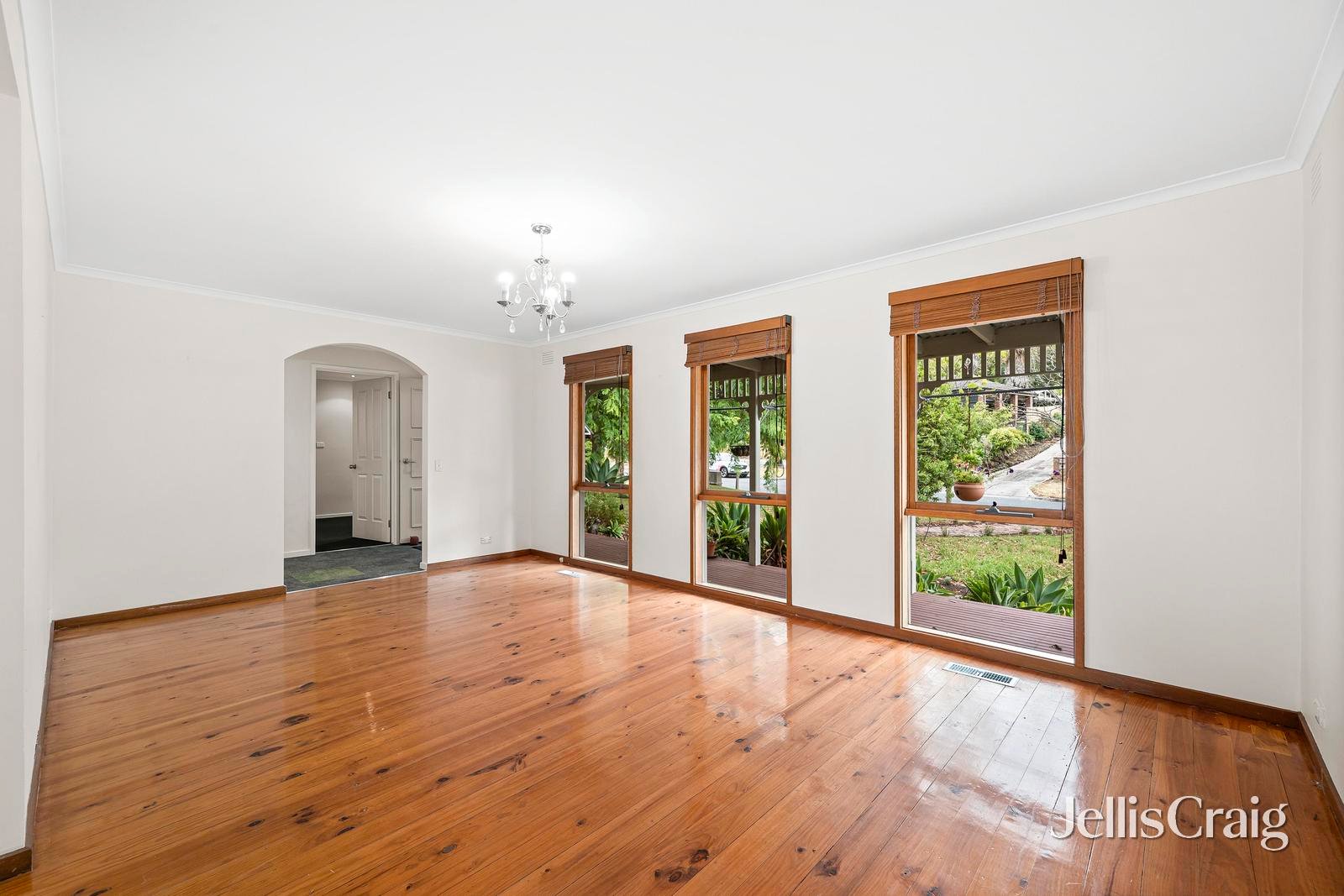 42 Autumn Grove, Mooroolbark image 2