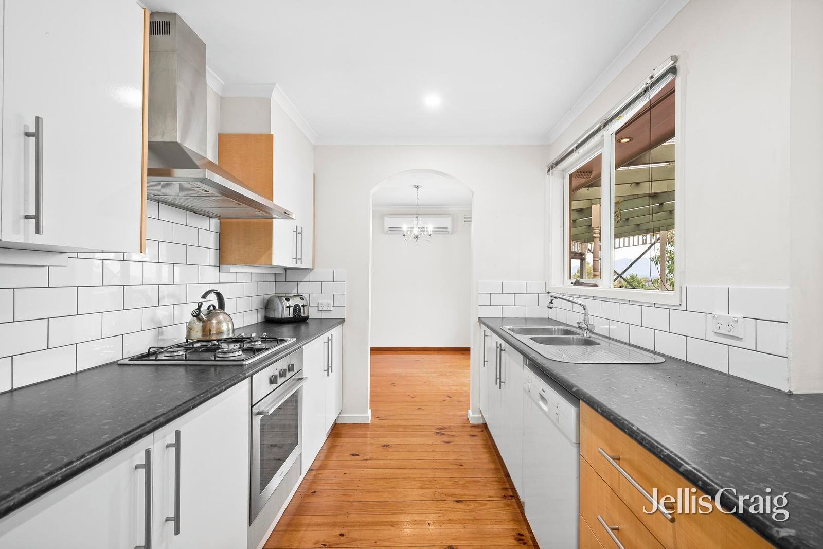 42 Autumn Grove, Mooroolbark image 4