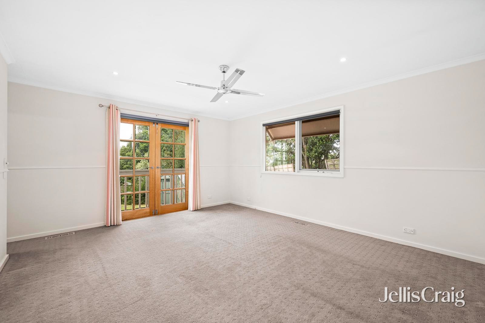 42 Autumn Grove, Mooroolbark image 6