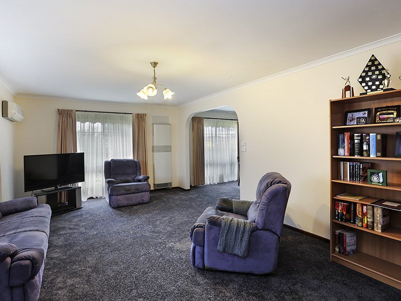 42 Enfield Drive, St Albans Park image 2