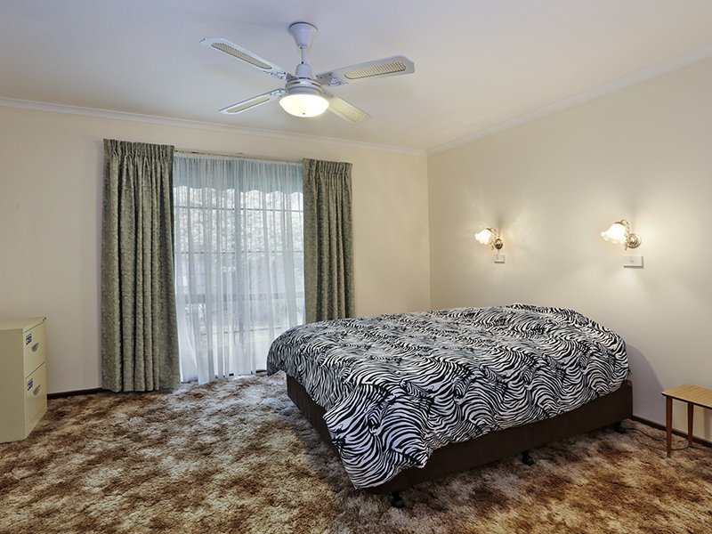 42 Enfield Drive, St Albans Park image 5