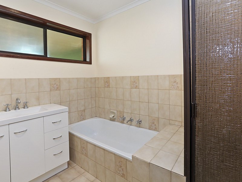 42 Enfield Drive, St Albans Park image 7