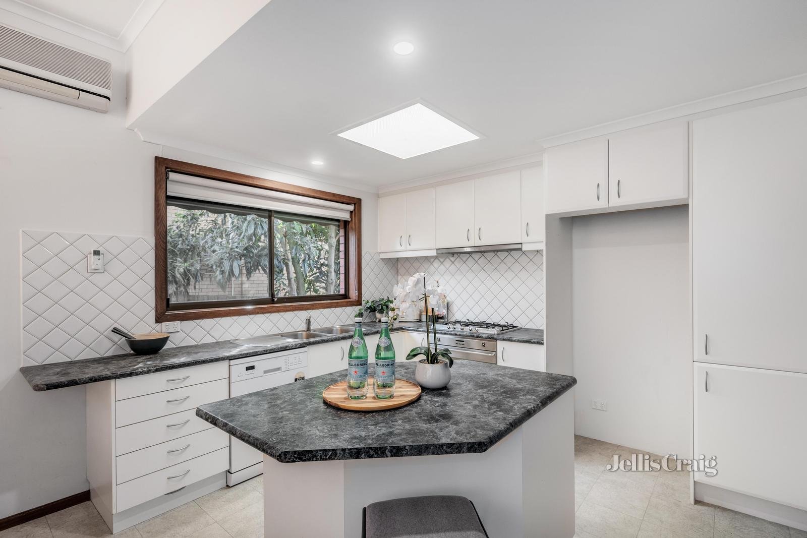 42 Knights Drive, Glen Waverley image 4