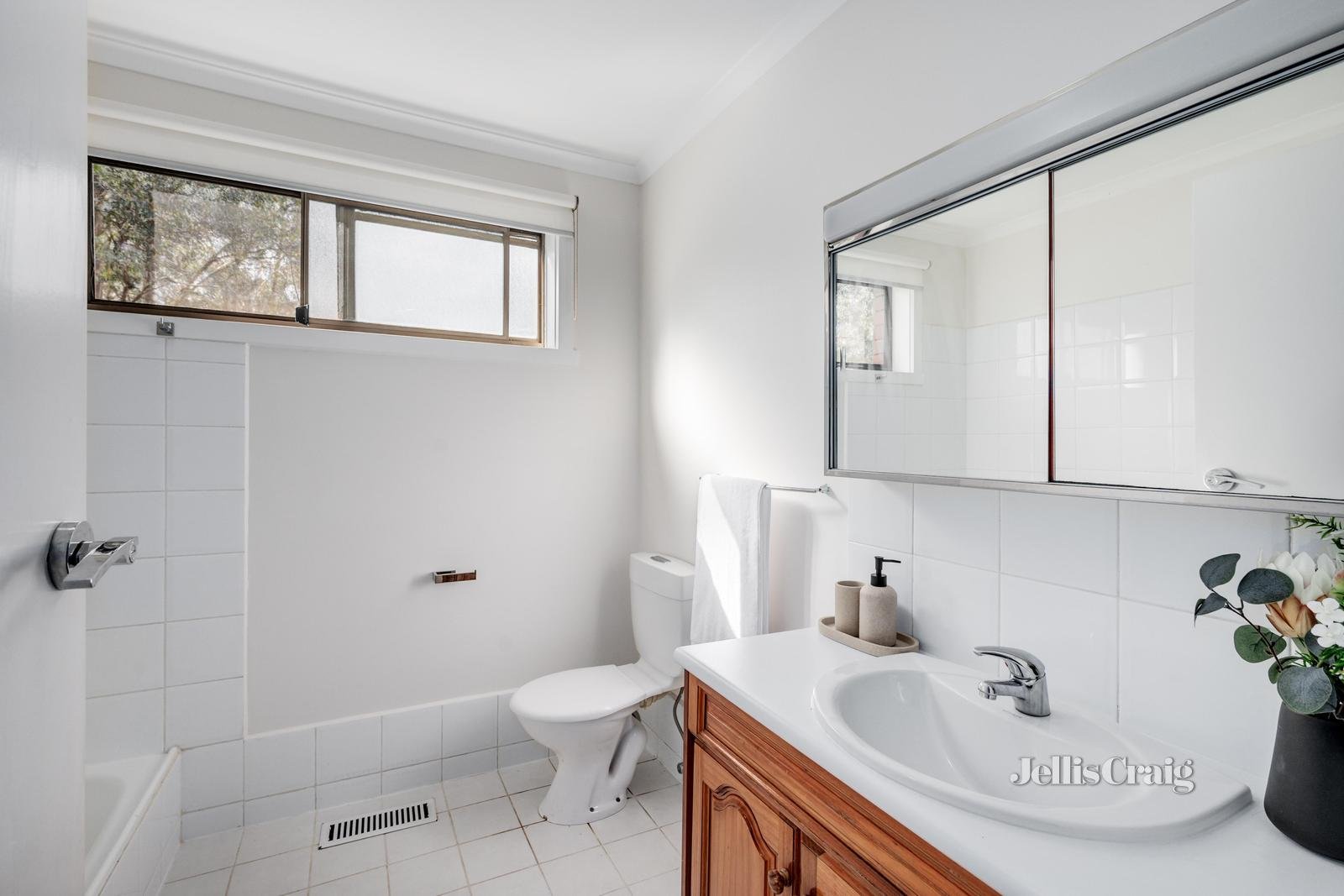 42 Knights Drive, Glen Waverley image 7