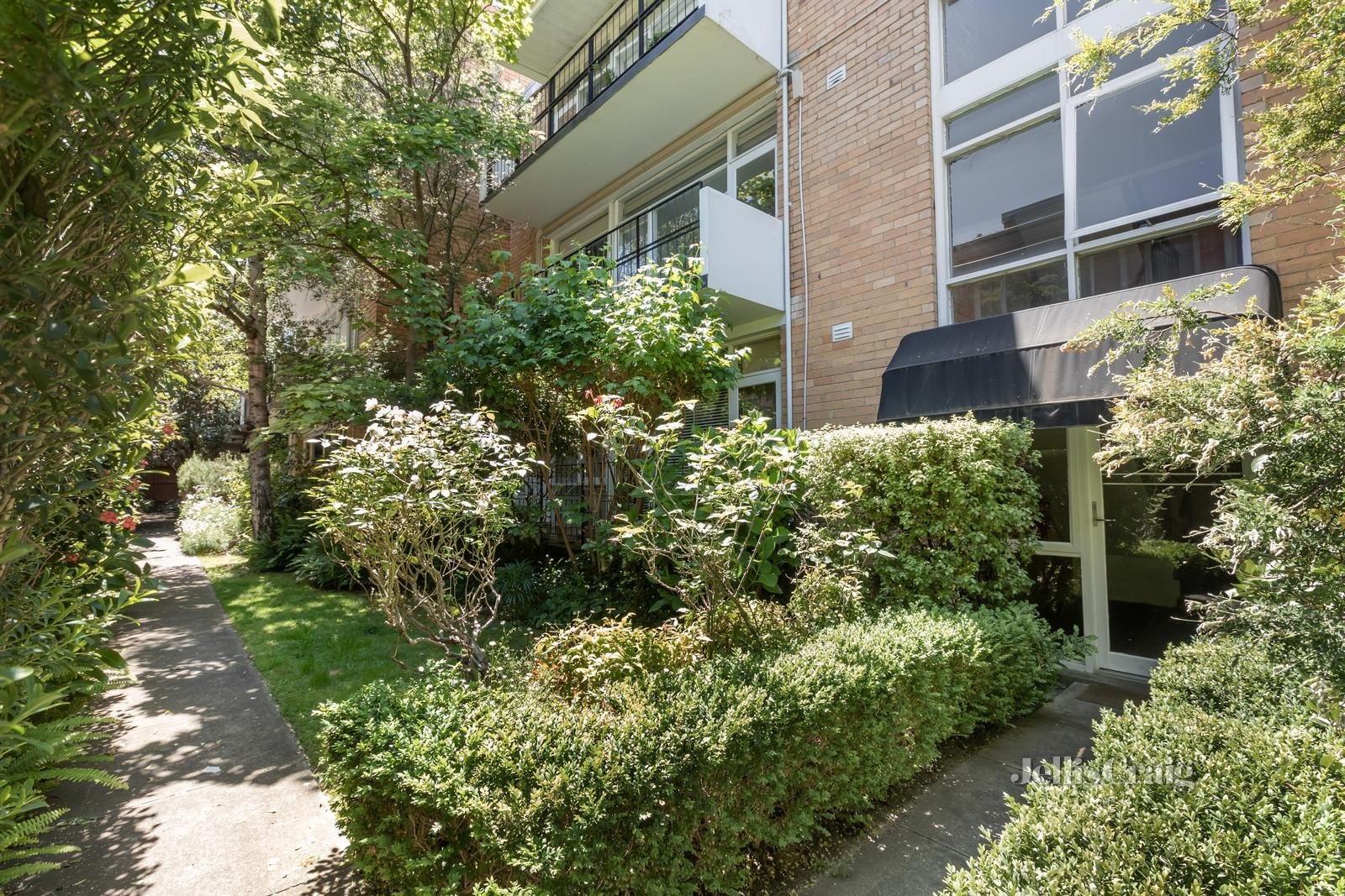 4/2 Maple Grove, Toorak image 1