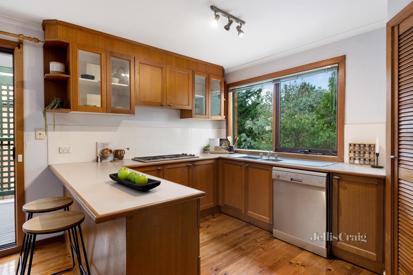 42 Parry Road, Eltham North image 9