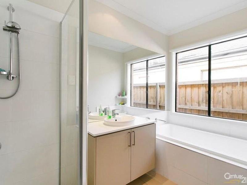 42 Tristania Drive, Point Cook image 4