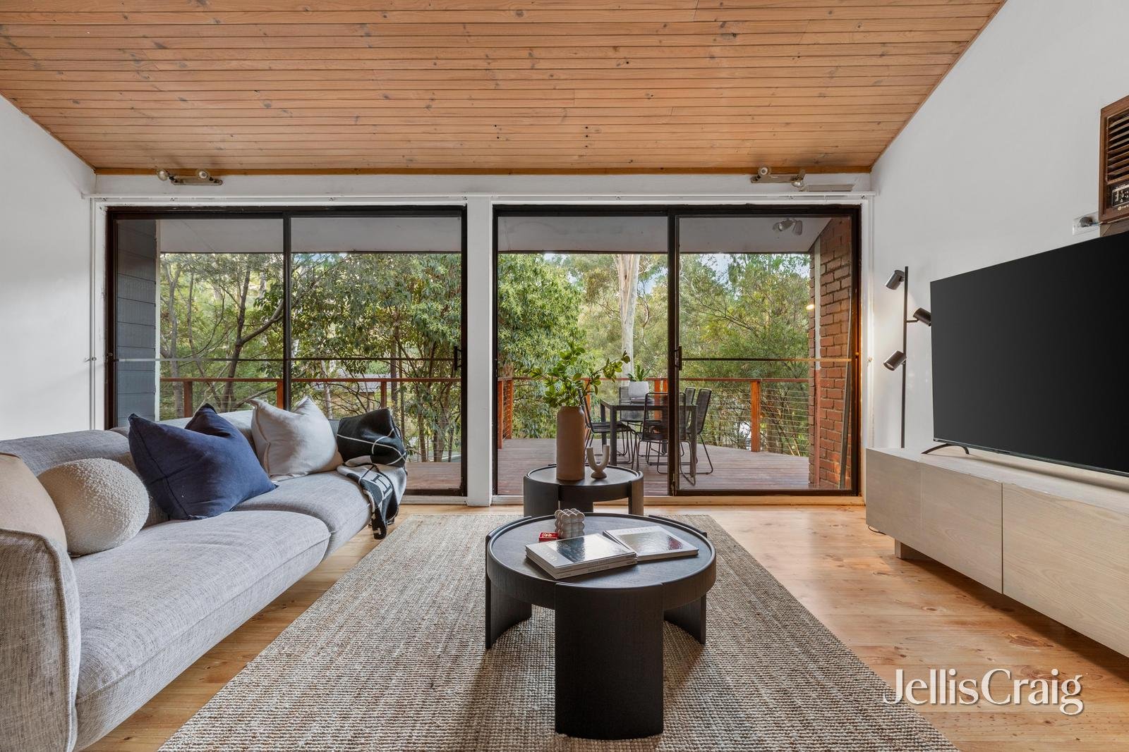 42 Valonia Drive, Eltham image 4