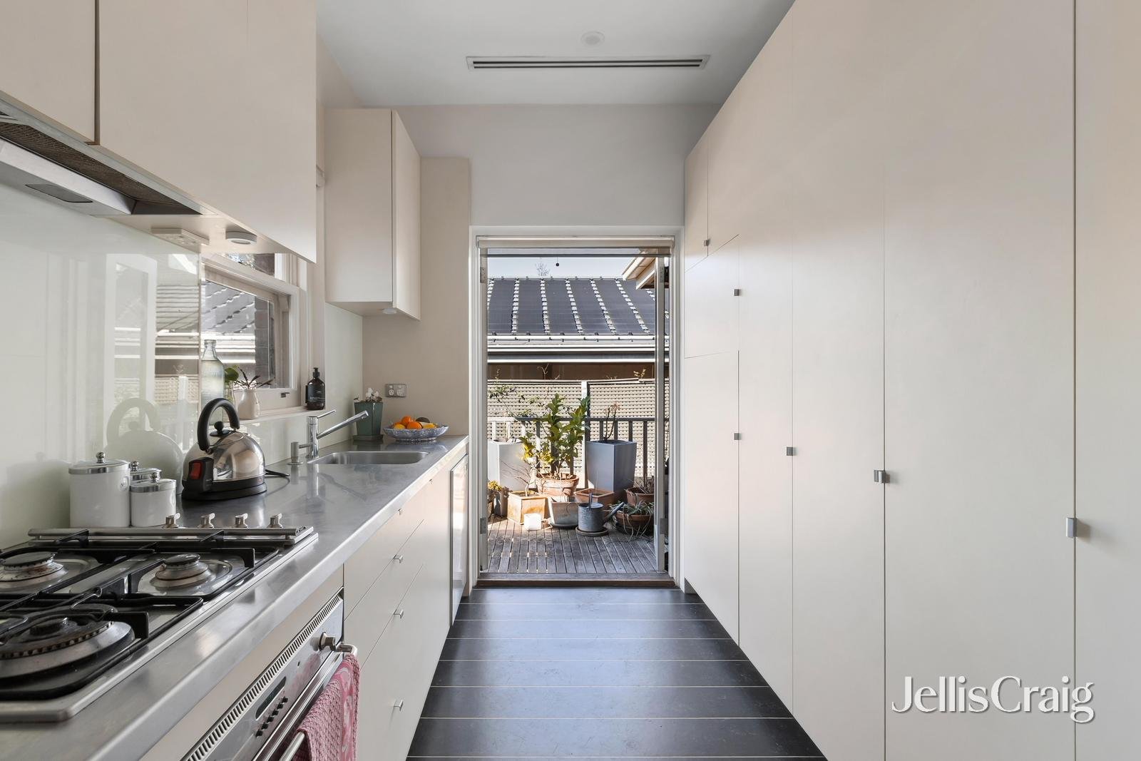 4/2 Vista Grove, Toorak image 3