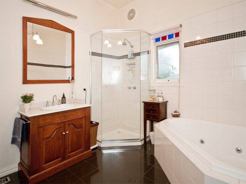 42 Whitehorse Road, Blackburn image 5