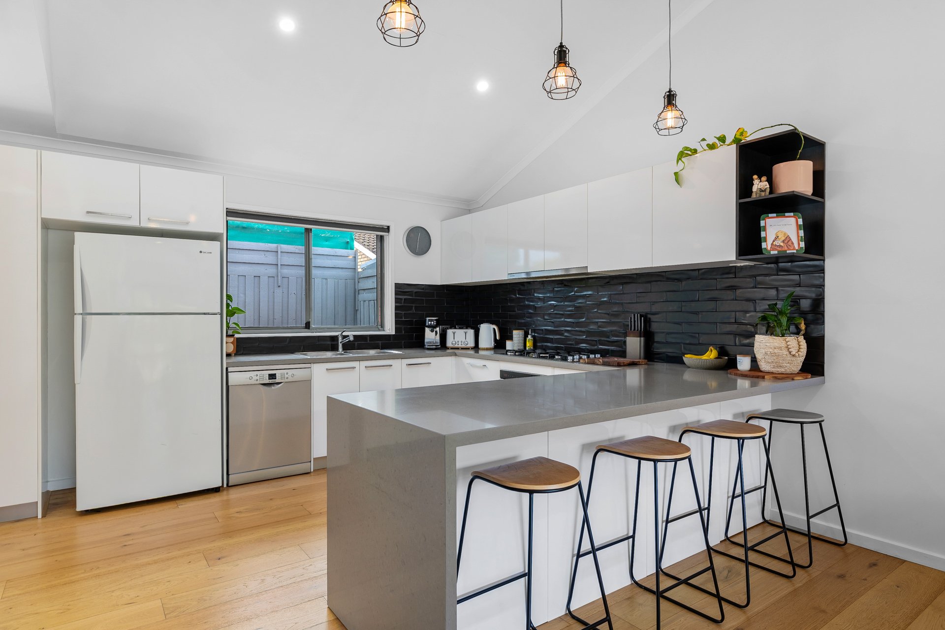 4/21 Van Ness Avenue, Mornington image 2