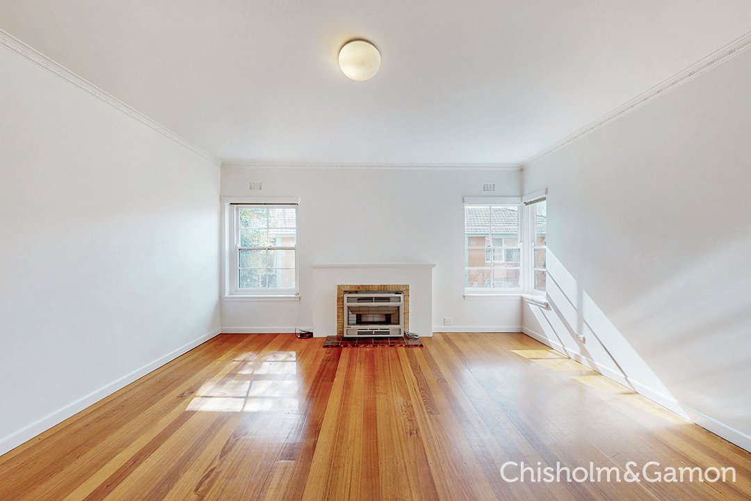 4/22 Pine Avenue, Elwood image 1