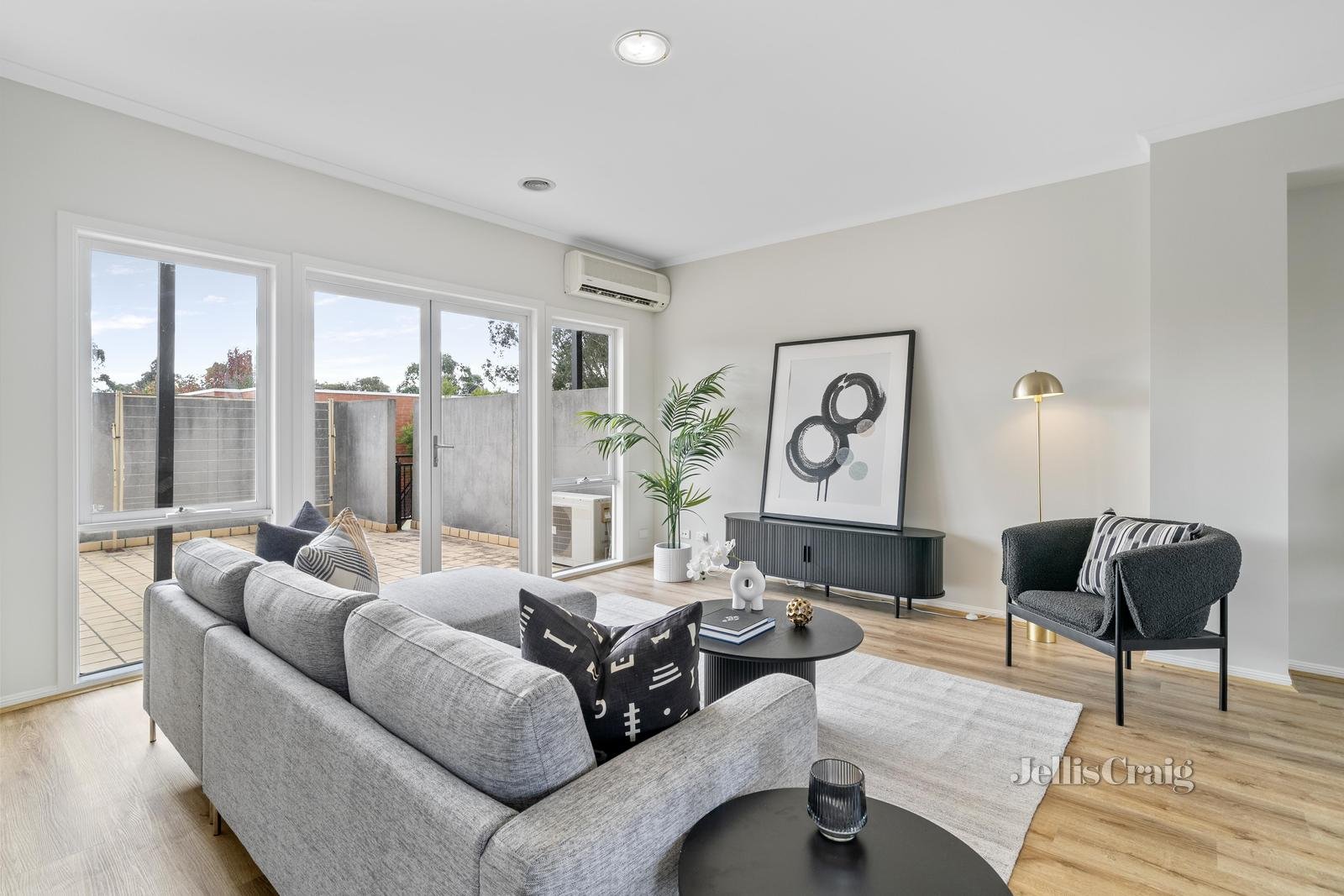 4/24 Tulloch Grove, Glen Waverley image 2