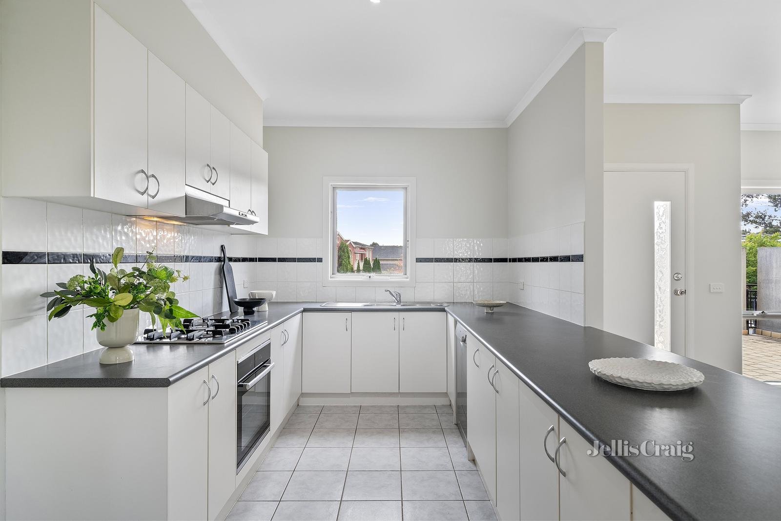 4/24 Tulloch Grove, Glen Waverley image 6