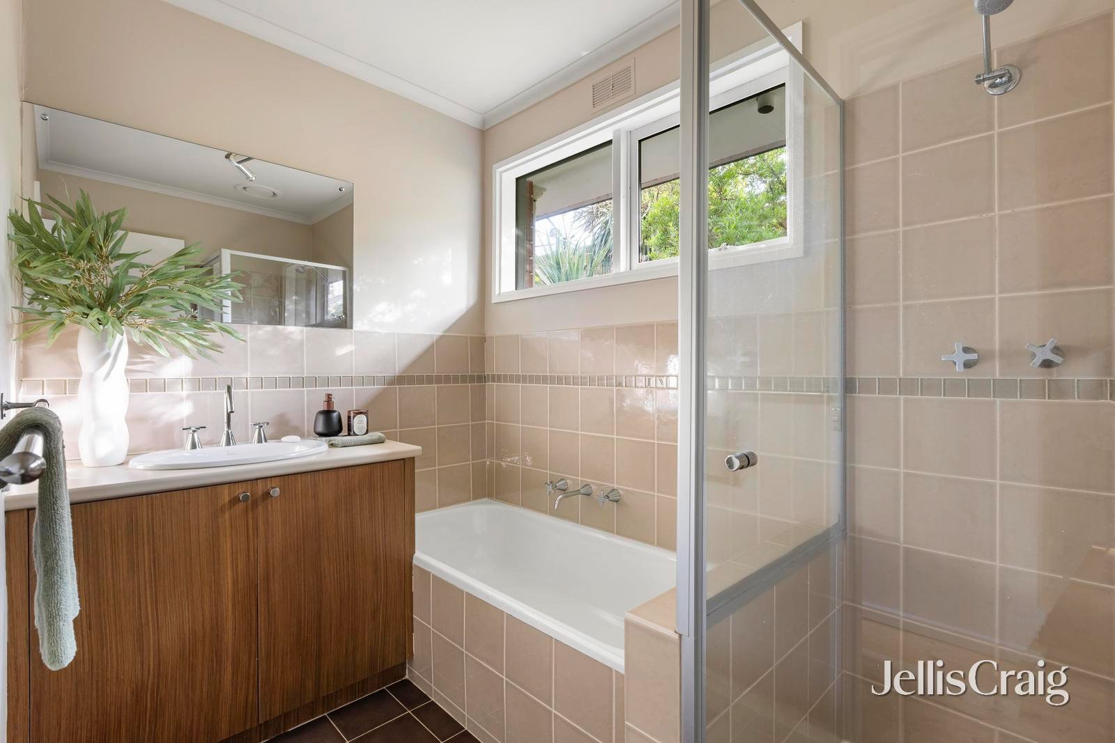 4/240 Station Street, Fairfield image 7