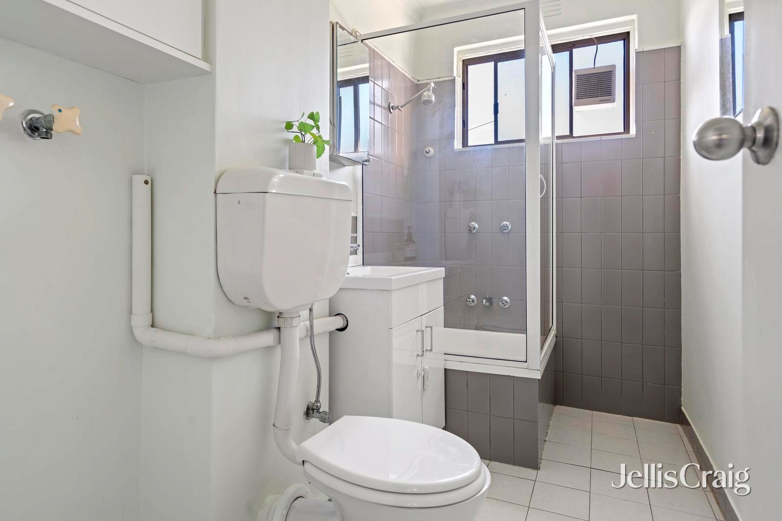 4/2b Loyola Avenue, Brunswick image 6