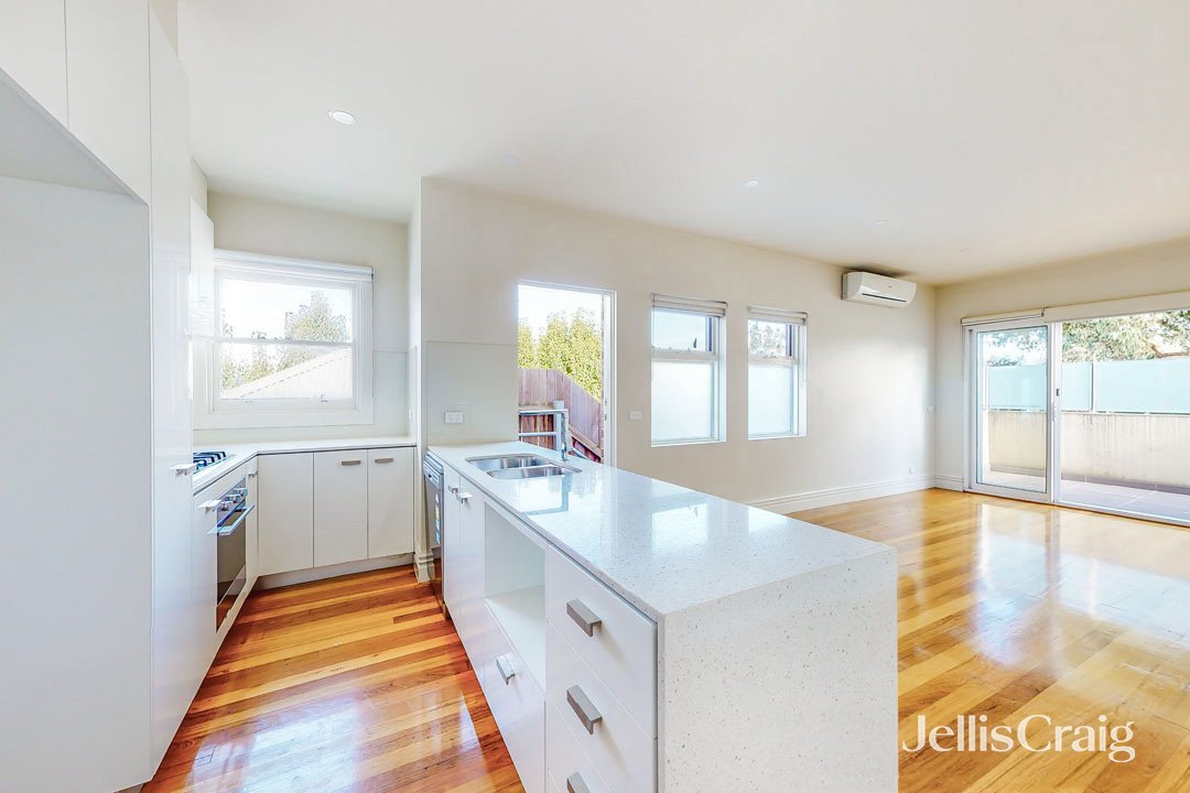 4/3 Cyril Street, Elwood image 2